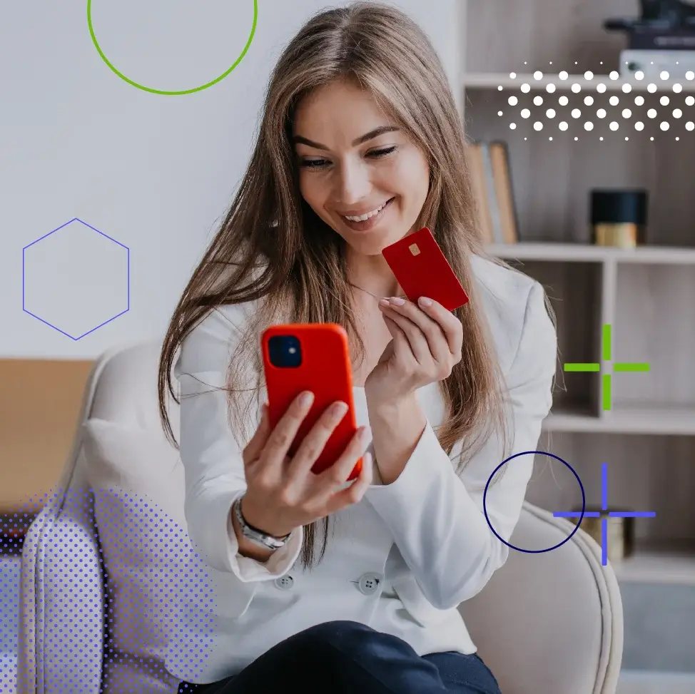 Mujer realiza una videollamada con su tarjeta de crédito