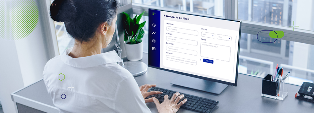 Mujer usando su computadora para llenar un formulario de atención al cliente