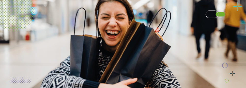 Mujer con bolsas de compras mostrándose feliz - ACF Technologies