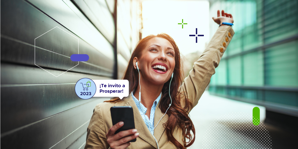 Mujer se ve feliz con su teléfono en la mano que muestra una notificación que invita al CX en 2023