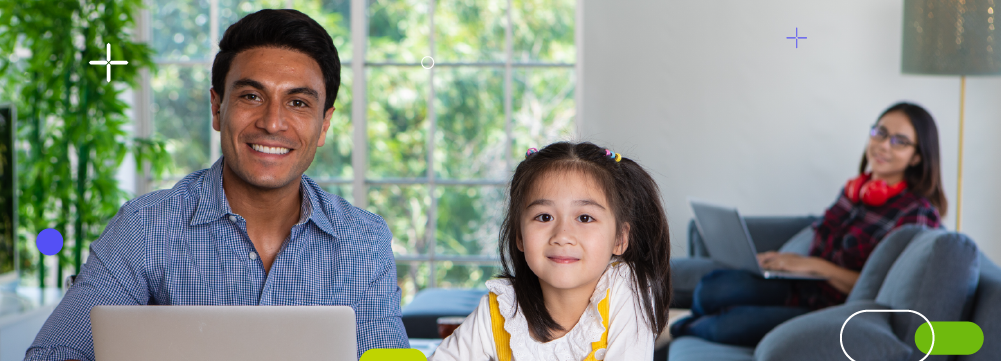 Familia trabajando desde casa, ventana, computadores - ACF Technologies