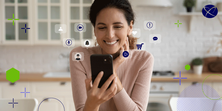 mujer utiliza su smartphone, se visualizan iconos de su actividad - ACF Technologies - Ciencia del Cliente