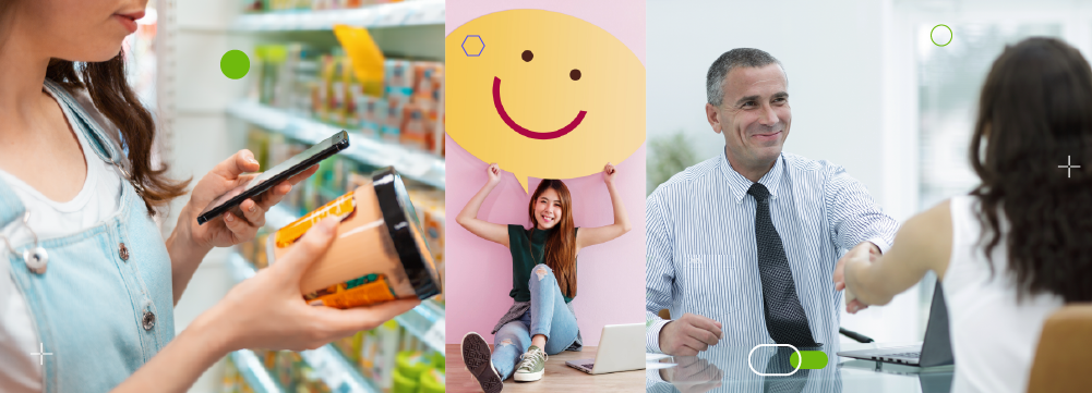 Agente de servicio al cliente masculino, chica asiática con cartel de cara feliz, persona escaneando un producto con smartphone en supermercado - ACF Technologies