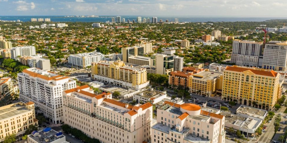 Foto aérea dos escritórios da Prefeitura de Coral Gables