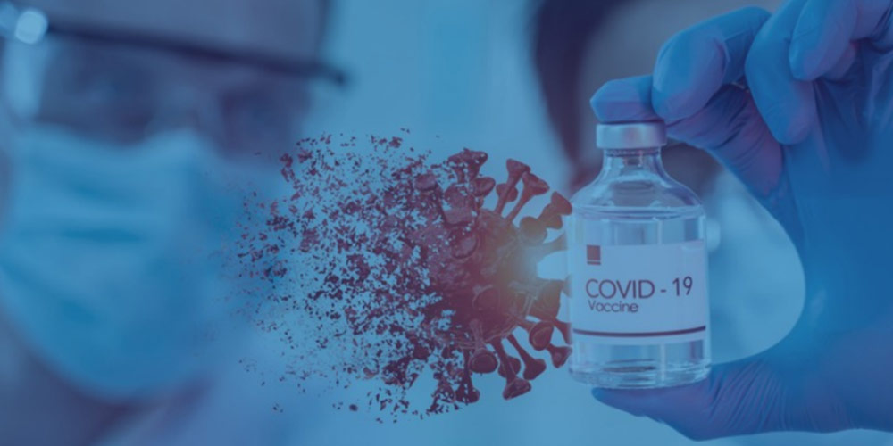Close de um médico segurando um pequeno frasco de vidro rotulado COVID-19