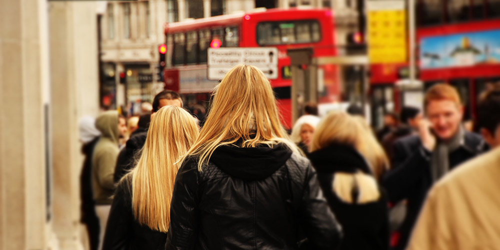 Fotografia de pessoas andando nas ruas de Londres