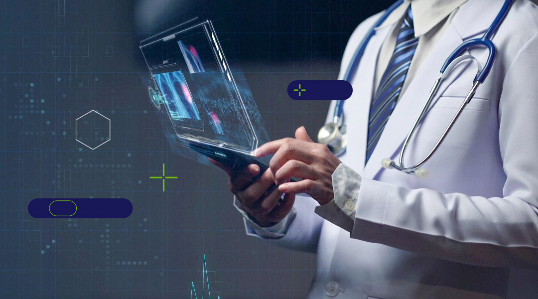Imagem de um médico segurando um dispositivo móvel que projeta uma tela como um holograma