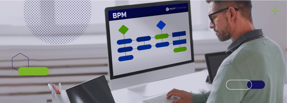 Adulto utilizando un computador fijo donde se puede ver un mapa de flujo de BPM