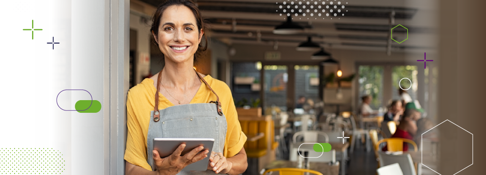 Mujer empleada de restaurante recibe a los clientes en la entrada con una tablet