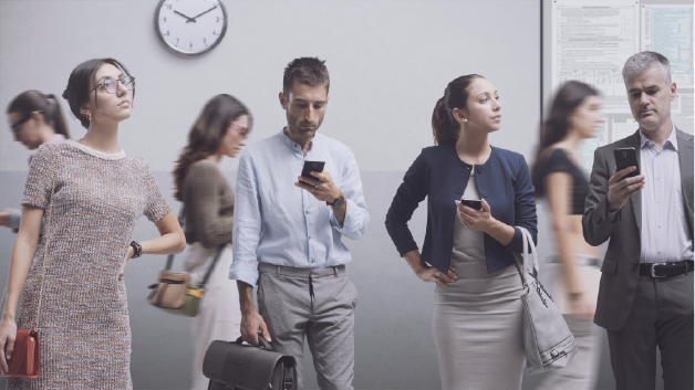 Varias personas en una sala esperando, algunos  de ellos con celular en mano viendolo