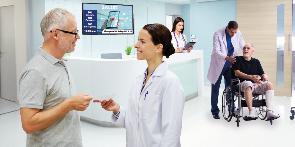 Salas de espera de una clinica doctora atendiendo a paciente, doctor empujando a paciente en silla de ruedas