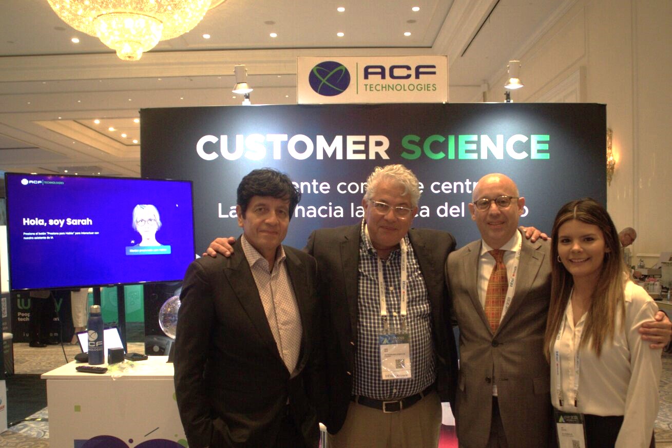 Equipo de ACF frente al stand de ACF Technologies en el congreso CLAB Miami 2023 