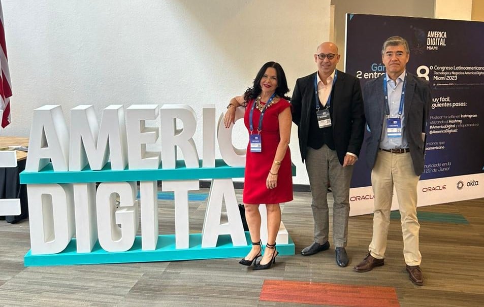 Rótulo de América Digital con tres ejecutivos de ACF Technologies