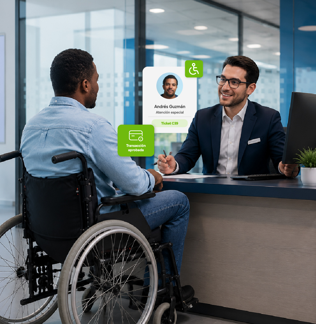 Cliente en silla de ruedas recibiendo atención personalizada en un punto de servicio accesible.