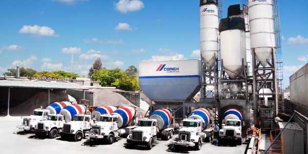 Estacionamiento en el cual aparecen los camiones y parte de la infraestructura de la empresa Cemex