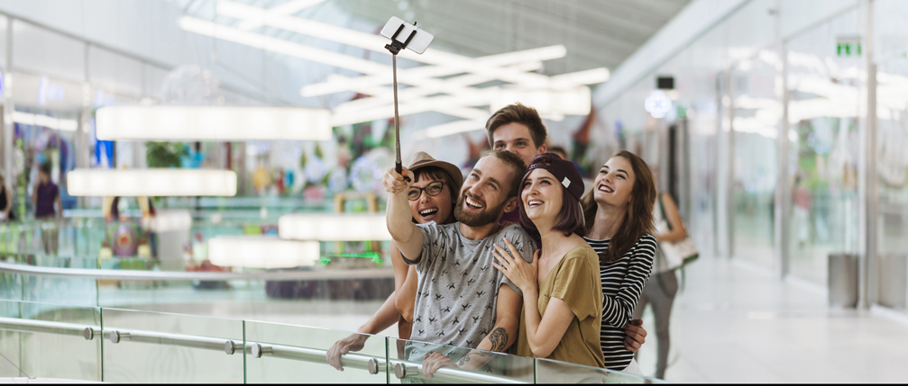 Jovenes tomandose una selfie desde su dispositivo movil