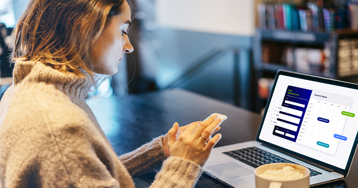 Mujer usando su smartphone y su computadora