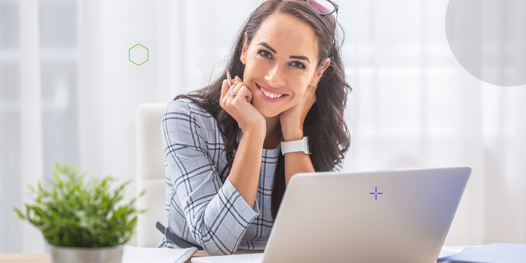 Mujer sonriente con computador portátil - ACF Technologies - Customer Experience