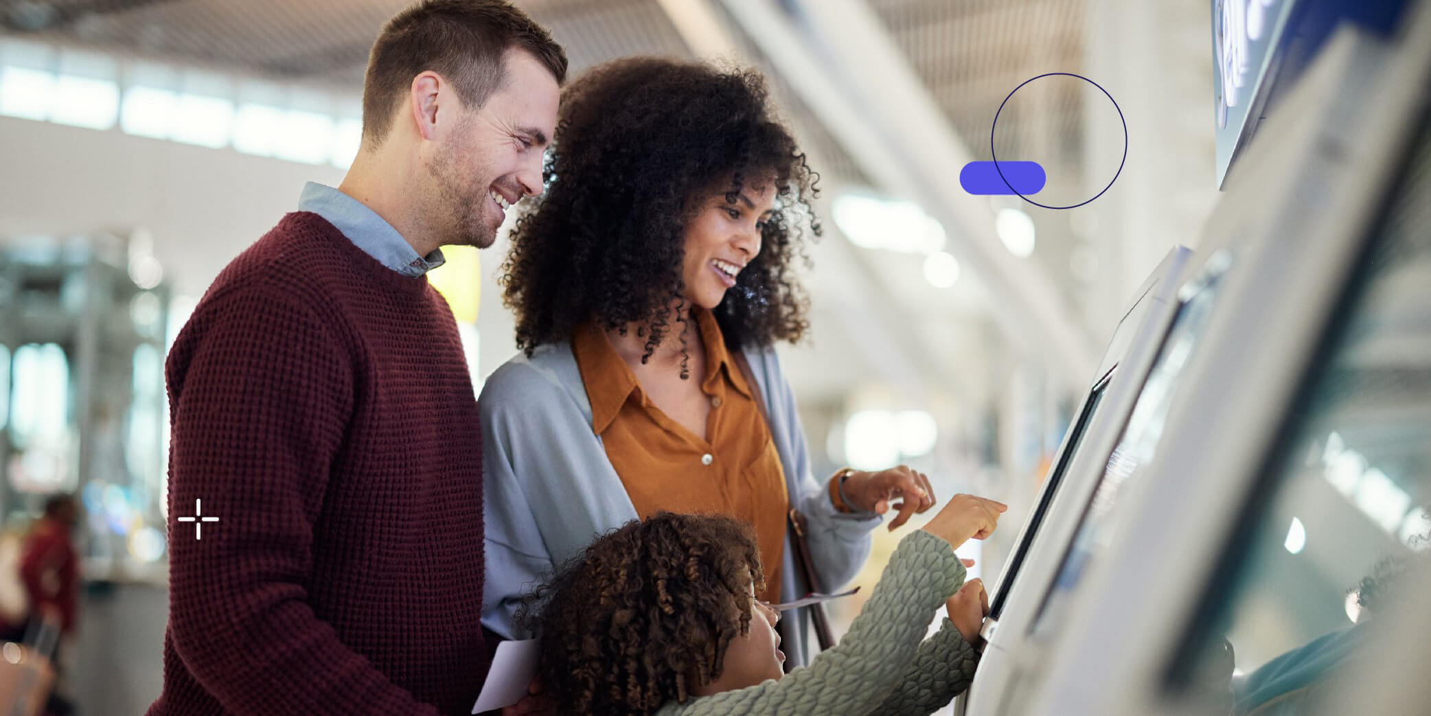 Familia usando un quiosco en un aeropuerto - ACF Technologies