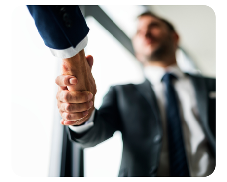 Consultoría estratégica analizando procesos de experiencia del cliente en una organización