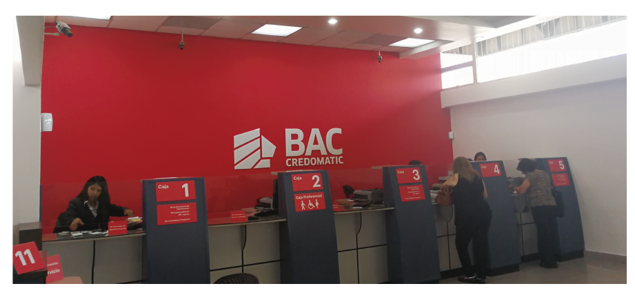 Tela de sinalização digital Q-Flow em agência BAC Credomatic