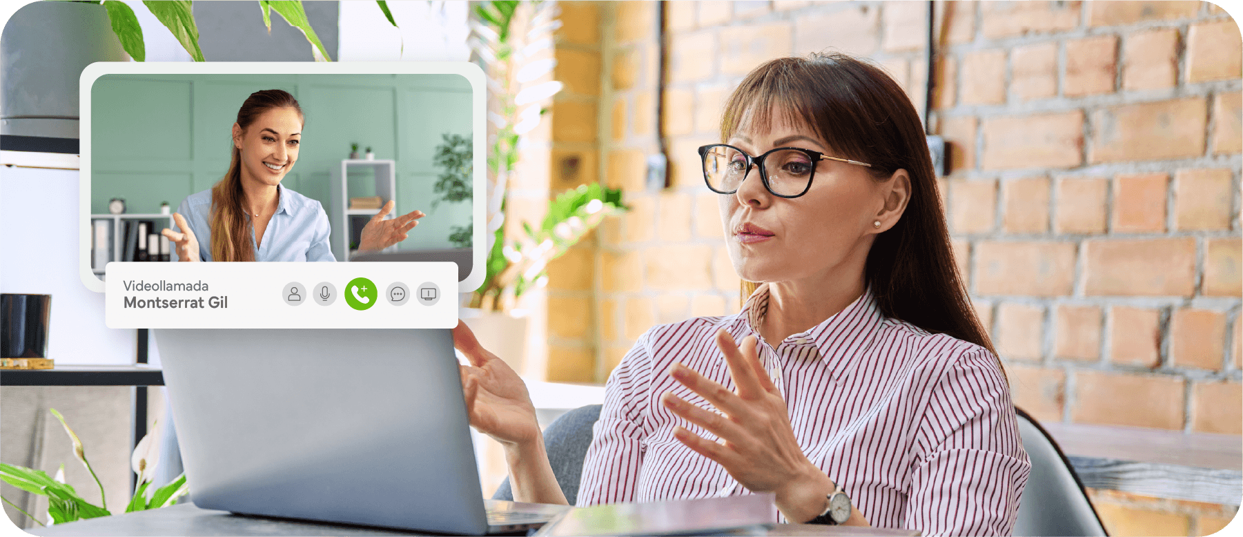 Personas utilizando videobanking a través de videollamada
