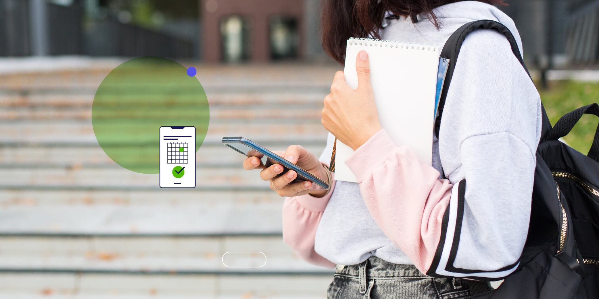 Joven estudiante con celular e icono de calendario y notificaciones automáticas para reducir las ausencias