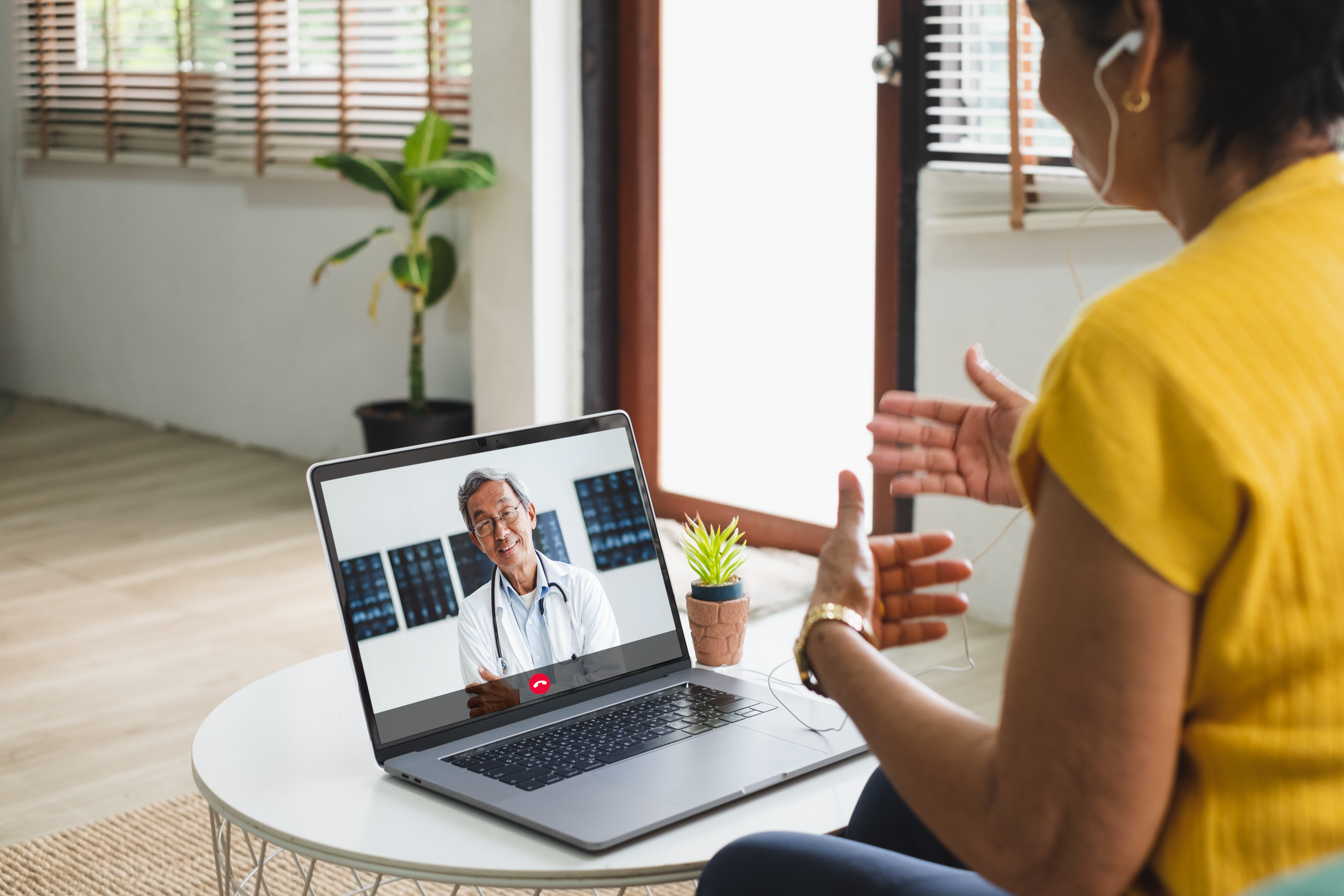 Doctor dando asistencia por telemedicina videollamada a paciente